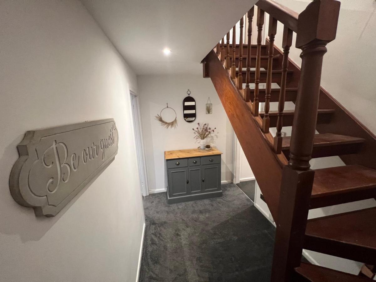 House Sleeps 8. 2Bedrooms & Sofa Beds In Sitting Room Bath Bagian luar foto